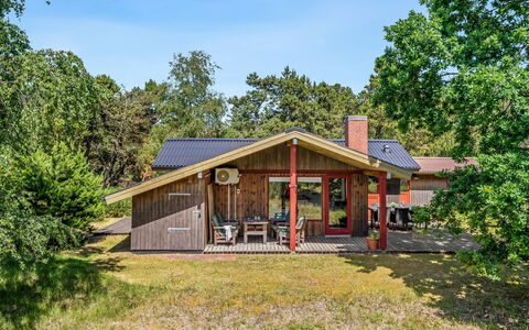 Leonor - 1.8Km from the Sea: Hjem, Tag, Hus, Dør, Sommerhus, Skygge, Have, Bunddække, Veranda, Gård