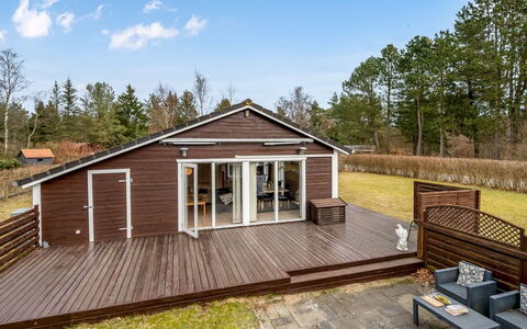Vilhelm - 7.5Km from the Sea: Træ, Hjem, Tag, Sommerhus, Hus, Sidespor, Dæk, Hårdttræ, Dør, Veranda