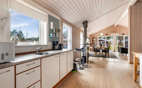 Vilhelm - 7.5Km from the Sea: Træ, Loft, Gulvbelægning, Indretning, Trægulve, Etage, Køkken, Hjem, Countertop, Hårdttræ