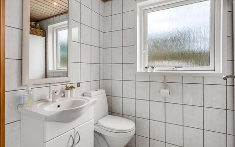 Vilhelm - 7.5Km from the Sea: Badeværelse, Sanitærarmatur, Gulvbelægning, Håndvask, Indretning, Etage, Badeværelsesvask, Toilet, Tap, Vvs