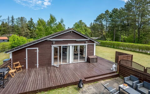 Vilhelm - 7.5Km from the Sea: Træ, Hus, Hjem, Sommerhus, Tag, Dæk, Veranda, Sidespor, Hårdttræ, Planke