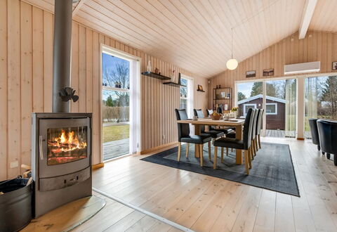 Vilhelm - 7.5Km from the Sea: Træ, Gulvbelægning, Etage, Trægulve, Møbel, Husholdningsapparat, Hårdttræ, Hearth, Stue, Laminat Gulv
