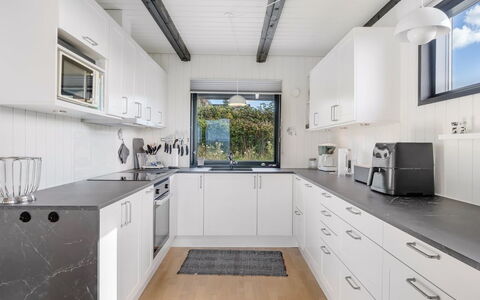 Gertina - 100M from the Sea: Køkken, Countertop, Køkken Apparat, Større Bandage, Indretning, Cabinetry, Loft, Gulvbelægning, Husholdningsapparat, Håndvask