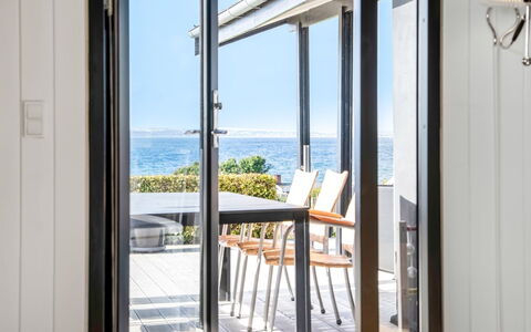 Gertina - 100M from the Sea: Træ, Etage, Dør, Glas, Home Dør, Hav, Hårdttræ, Stol, Skygge, Ocean