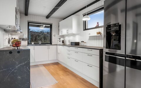 Gertina - 100M from the Sea: Køkken, Køkken Apparat, Countertop, Større Bandage, Træ, Cabinetry, Husholdningsapparat, Gulvbelægning, Indretning, Komfur