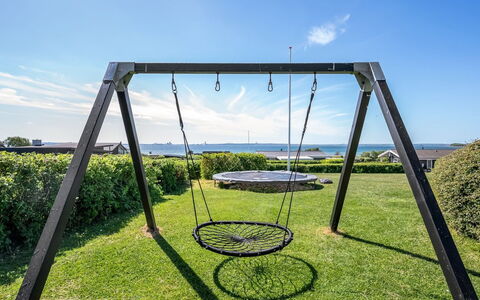 Gertina - 100M from the Sea: Legepladsudstyr, Svinge, Have, Lawn, Skygge, Parkere, Gård, Legeplads, Trampolin, Landscaping