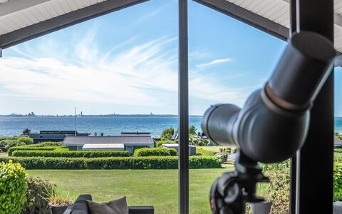 Gertina - 100M from the Sea: Hjem, Tag, Hus, Dør, Sommerhus, Skygge, Have, Bunddække, Veranda, Gård