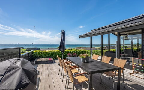 Gertina - 100M from the Sea: Hjem, Tag, Hus, Dør, Sommerhus, Skygge, Have, Bunddække, Veranda, Gård