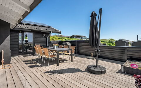Gertina - 100M from the Sea: Hjem, Tag, Hus, Dør, Sommerhus, Skygge, Have, Bunddække, Veranda, Gård