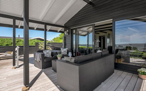 Gertina - 100M from the Sea: Hjem, Tag, Hus, Dør, Sommerhus, Skygge, Have, Bunddække, Veranda, Gård