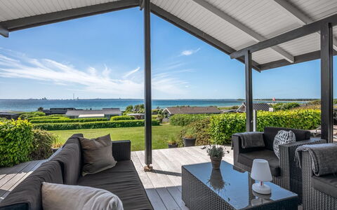 Gertina - 100M from the Sea: Hjem, Tag, Hus, Dør, Sommerhus, Skygge, Have, Bunddække, Veranda, Gård