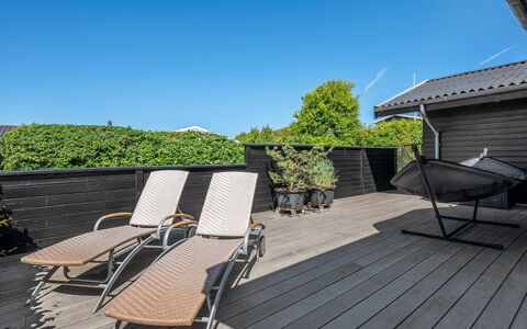 Gertina - 100M from the Sea: Hjem, Tag, Hus, Dør, Sommerhus, Skygge, Have, Bunddække, Veranda, Gård