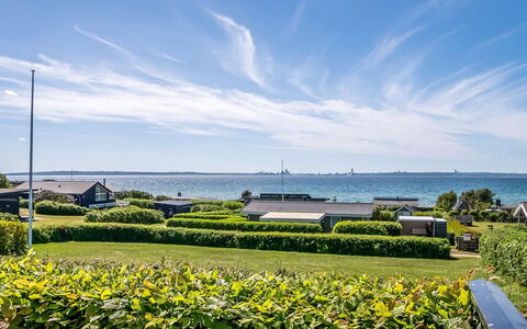 Gertina - 100M from the Sea: Hjem, Tag, Hus, Dør, Sommerhus, Skygge, Have, Bunddække, Veranda, Gård