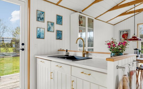 Ilda - 800M from the Sea: Indretning, Gulvbelægning, Køkken, Countertop, Møbel, Cabinetry, Lysarmatur, Loft, Stueplante, Skuffe
