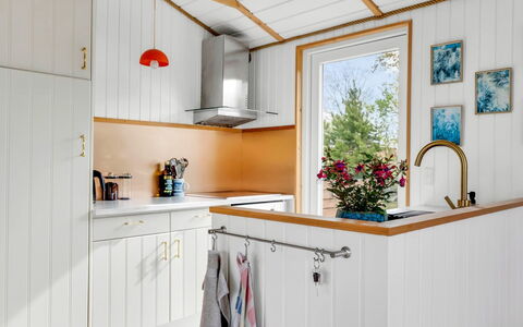 Ilda - 800M from the Sea: Køkken, Træ, Indretning, Gulvbelægning, Countertop, Køkken Apparat, Hjem, Etage, Møbel, Værelse