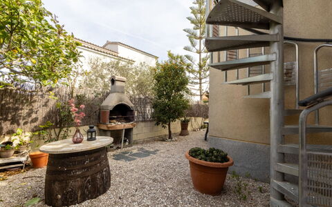 Juana: Have, Blomsterkrukke, Gårdsplads, Backyard, Stueplante, Landscaping, Skygge, Gård, Udendørs Møbler
