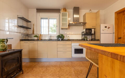 Juana: Køkken, Countertop, Møbel, Cabinetry, Køkken Apparat, Gulvbelægning, Indretning, Etage, Større Bandage, Træ