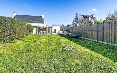 Maison Aristide Briand: Græs, Busk, Hus, Boligområde, Hjem, Tag, Land Lot, Have, Bunddække, Lawn