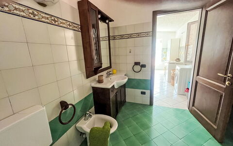 Villa Cecilia: Gulvbelægning, Etage, Indretning, Sanitærarmatur, Badeværelsesvask, Badeværelse, Tap, Håndvask, Vvs, Værelse