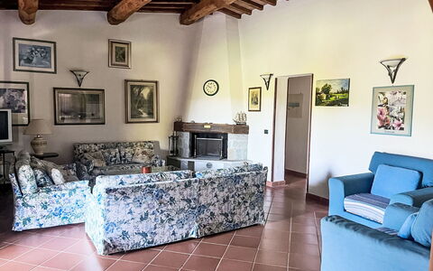 Villa Cecilia: Møbel, Væg, Gulvbelægning, Indretning, Værelse, Couch, Etage, Bord, Stue, Hjem