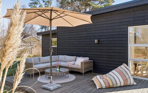 Svenja - 300M from the Sea: Loft, Gulvbelægning, Indretning, Etage, Kompositmateriale, Møbel, Udvej, Hotel, Design, Dagslys