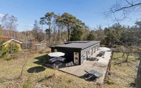 Svenja - 300M from the Sea: Loft, Gulvbelægning, Indretning, Etage, Kompositmateriale, Møbel, Udvej, Hotel, Design, Dagslys