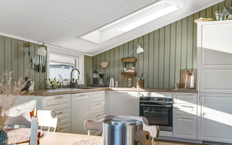 Bedrija - from the Sea: Træ, Indretning, Loft, Gulvbelægning, Køkken, Countertop, Møbel, Cabinetry, Lysarmatur, Køkken Apparat