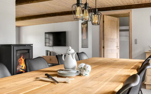Nette - 15Km from the Sea: Møbel, Indretning, Gulvbelægning, Træ, Loft, Lysarmatur, Køkken & Spisebord, Bord, Etage, Spisestue