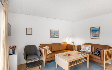 Heida - 1.5Km from the Sea: Møbel, Indretning, Gulvbelægning, Couch, Etage, Træ, Loft, Stue, Værelse, Bord