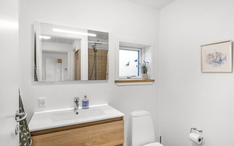 Heida - 1.5Km from the Sea: Badeværelsesvask, Sanitærarmatur, Gulvbelægning, Indretning, Håndvask, Badeværelsesskab, Badeværelse, Spejl, Etage, Tap