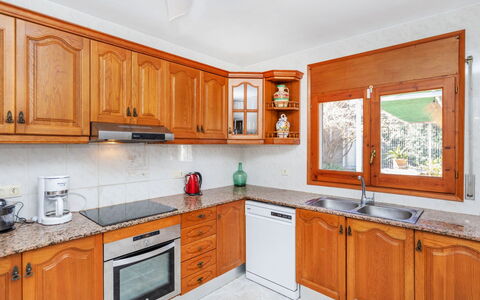 Abie: Køkken, Cabinetry, Countertop, Køkken Apparat, Gulvbelægning, Større Bandage, Træ, Møbel, Indretning, Skuffe