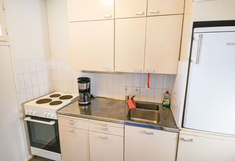 Impilinna 3: Køkken Apparat, Køkken, Større Bandage, Køkkenvask, Countertop, Gulvbelægning, Komfur, Håndvask, Komfur, Cabinetry