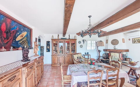 L'Argentière: Møbel, Indretning, Gulvbelægning, Træ, Stol, Loft, Spisestue, Etage, Bord, Køkken & Spisebord