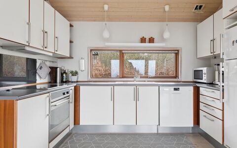 Heike - 650M from the Sea: Køkken, Køkken Apparat, Countertop, Større Bandage, Gulvbelægning, Træ, Indretning, Husholdningsapparat, Cabinetry, Møbel
