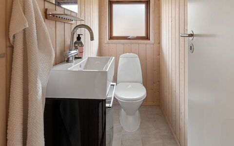 Heike - 650M from the Sea: Gulvbelægning, Sanitærarmatur, Væg, Badeværelse, Etage, Træ, Toiletbræt, Indretning, Håndvask, Badeværelsesvask