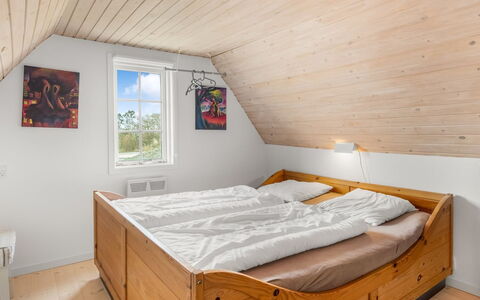 Reika - 500M from the Sea: Træ, Soveværelse, Gulvbelægning, Hus, Etage, Hjem, Møbel, Seng, Indretning, Bed Frame