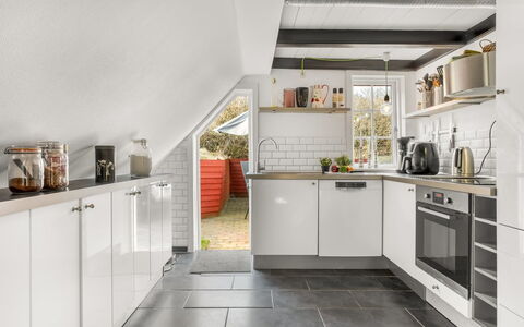 Reika - 500M from the Sea: Køkken, Gulvbelægning, Større Bandage, Countertop, Køkken Apparat, Indretning, Etage, Loft, Cabinetry, Husholdningsapparat