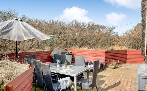Reika - 500M from the Sea: Møbel, Træ, Indretning, Gulvbelægning, Etage, Stol, Værelse, Loft, Stue, Lejlighed