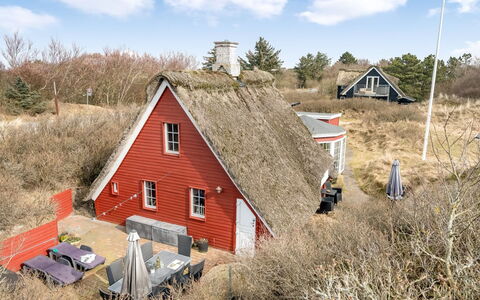 Reika - 500M from the Sea: Møbel, Træ, Indretning, Gulvbelægning, Etage, Stol, Værelse, Loft, Stue, Lejlighed