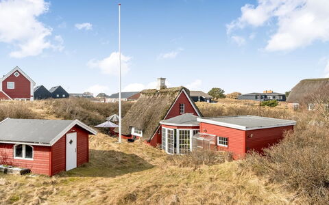 Reika - 500M from the Sea: Møbel, Træ, Indretning, Gulvbelægning, Etage, Stol, Værelse, Loft, Stue, Lejlighed