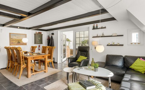 Reika - 500M from the Sea: Møbel, Træ, Indretning, Gulvbelægning, Etage, Stol, Værelse, Loft, Stue, Lejlighed