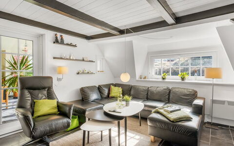 Reika - 500M from the Sea: Møbel, Træ, Indretning, Gulvbelægning, Etage, Stol, Værelse, Loft, Stue, Lejlighed