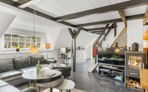 Reika - 500M from the Sea: Møbel, Træ, Indretning, Gulvbelægning, Etage, Stol, Værelse, Loft, Stue, Lejlighed