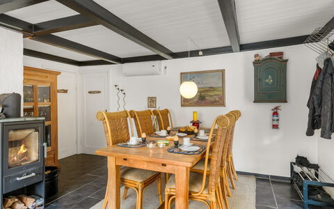 Reika - 500M from the Sea: Møbel, Træ, Indretning, Gulvbelægning, Etage, Stol, Værelse, Loft, Stue, Lejlighed