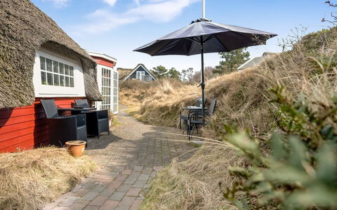 Reika - 500M from the Sea: Møbel, Træ, Indretning, Gulvbelægning, Etage, Stol, Værelse, Loft, Stue, Lejlighed