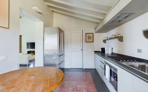 Loft Borgo Syrah: Indretning, Gulvbelægning, Møbel, Loft, Træ, Etage, Countertop, Køkken, Belysning, Værelse