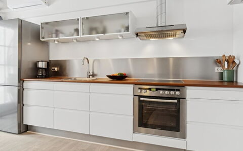 Hinrich - 4.5Km from the Sea: Køkken, Køkken Apparat, Gulvbelægning, Cabinetry, Træ, Countertop, Større Bandage, Indretning, Husholdningsapparat, Møbel