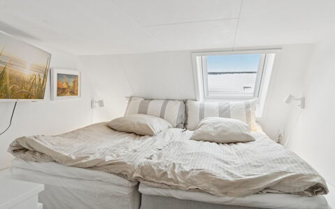 Hinrich - 4.5Km from the Sea: Soveværelse, Seng, Møbel, Sengetøj, Sengetøj, Træ, Sengetøj, Etage, Indretning, Gulvbelægning