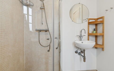 Hinrich - 4.5Km from the Sea: Badeværelse, Sanitærarmatur, Gulvbelægning, Indretning, Etage, Vvs, Brusehoved, Toilet, Tap, Bruser