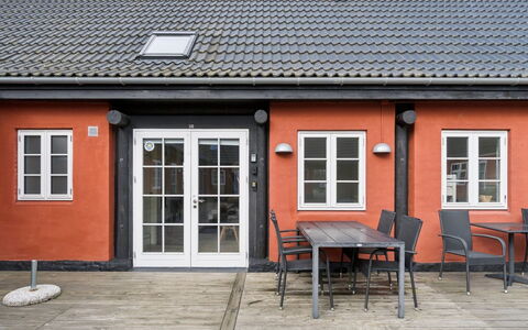 Hinrich - 4.5Km from the Sea: Dør, Tag, Hjem, Sommerhus, Sidespor, Gård, Skydevindue, Skygge, Bejdse, Gårdsplads